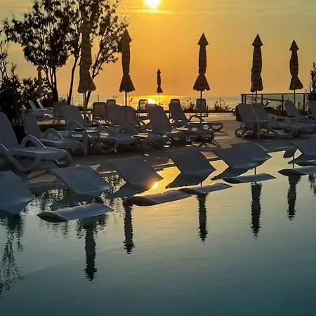 Апартаменты Allure Panoramicsea View,pool & Spa,free Parking,varna Золотые Пески